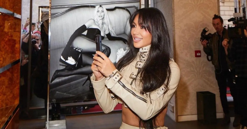   2023년 2월 밀라노 패션 위크에서 Dolce & Gabbana 협업을 축하하는 Kim Kardashian.