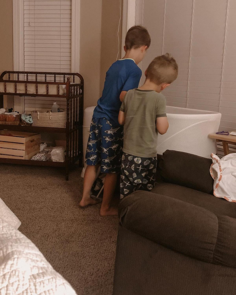 Джилл Диллард's sons looking at baby brother