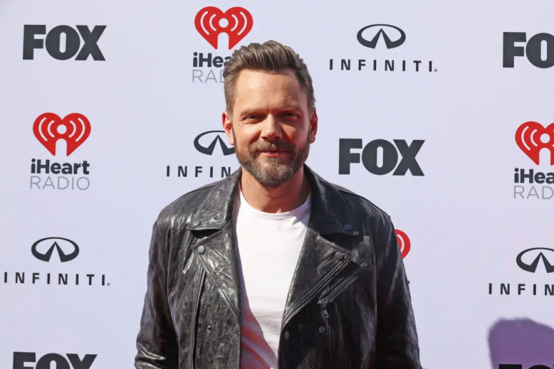 Joel McHale på iHeartRadio Music Awards 2023