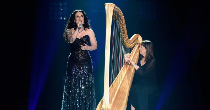 Carly Smithson lavalla tapahtuman aikana'American Idol' finale in 2016