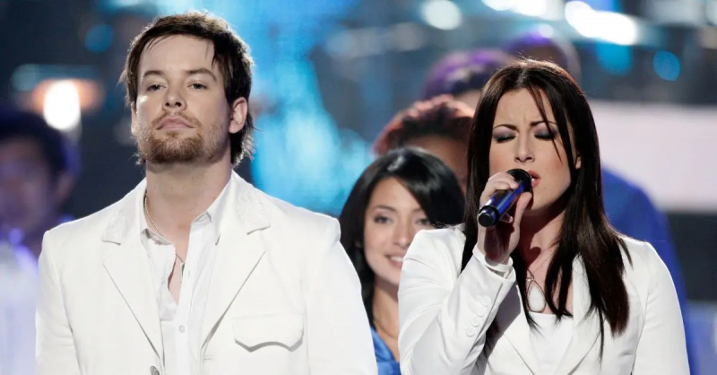 David Cook ja Carly Smithson esiintyvät lavalla vuonna 2008