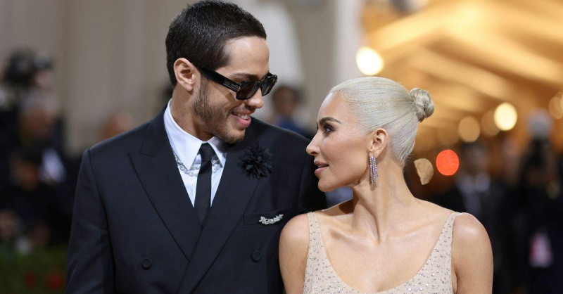 (de izquierda a derecha): Pete Davidson y Kim Kardashian asistiendo a la Met Gala.