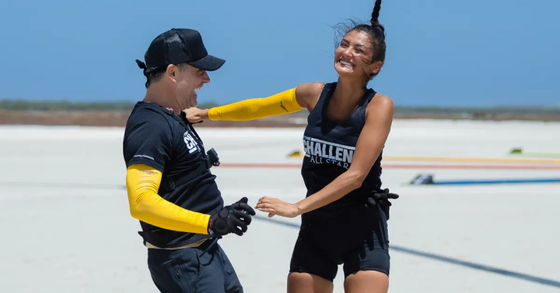 Ādams Larsons un Eiverijs Treslers lēkā un smaida 3. sērijā'The Challenge: All Stars' Season 4.