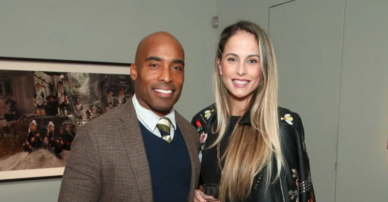 Tiki Barber ir Traci Johnson pozuoja nuotraukai priešais paveikslą renginyje