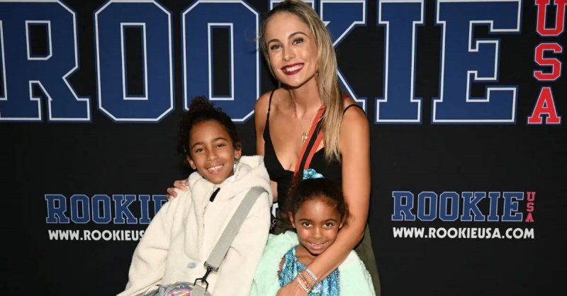 Traci Johnson su dviem vaikais Rookie USA renginyje