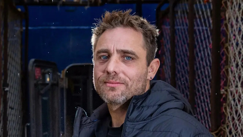 Jake Anderson debout à côté des pots sur la Saga