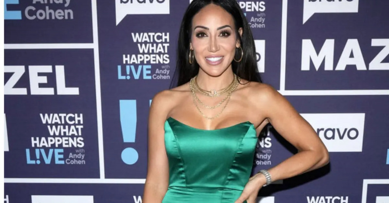 Melissa Gorga poserer til foto på'WWHL' red carpet