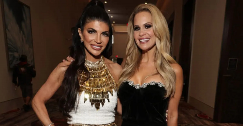 Teresa Giudice og Jackie Goldschneider poserer til foto sammen ved BravoCon 2023