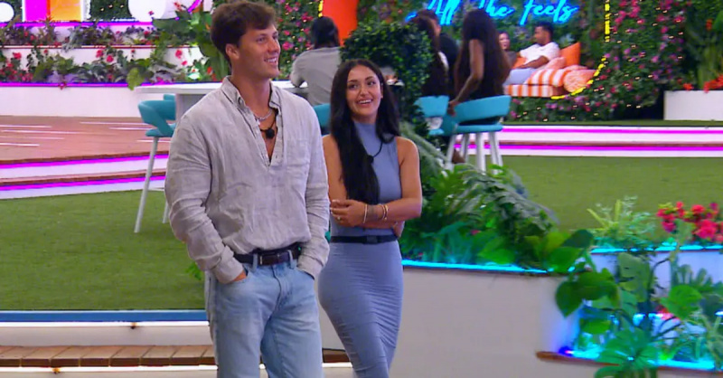 Rob a Leah se při chůzi a chatování v 6. sezóně usmívají'Love Island USA.'