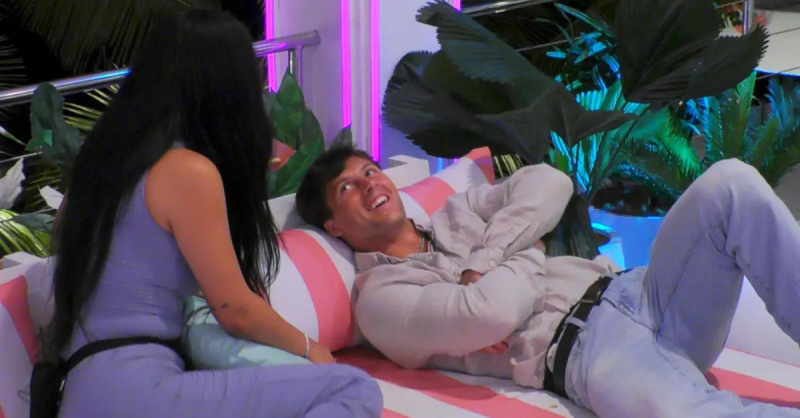 Leah Kateb a Rob Rausch leželi na lehátku a povídali si v 6. sezóně'Love Island USA.'