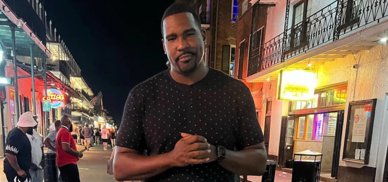 Nag-pose si David Mims para sa isang larawan sa Bourbon Street noong Hulyo 31, 2022
