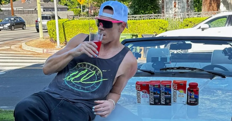 Tom Sandoval encostado em seu carro