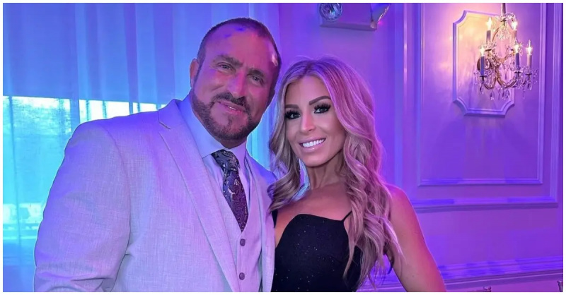 (左から右) フランクとブリタニー'RHONJ' smiling