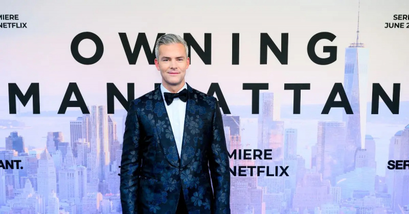 Ryan Serhant pozira za fotografiju na crvenom tepihu na premijeri filma'Owning Manhattan'
