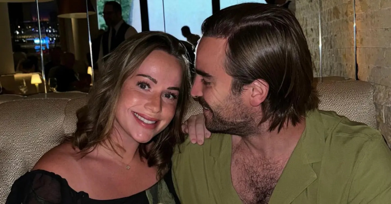 Whitney Leavitt và chồng cô, Conner, tại một nhà hàng.