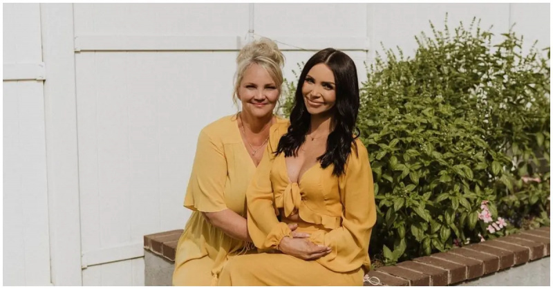 (de gauche à droite) : Erika et Scheana Shay posant