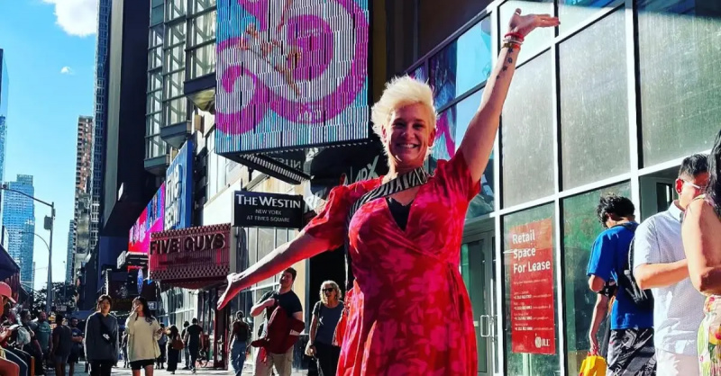 Kokk Anne Burrell punases kleidis