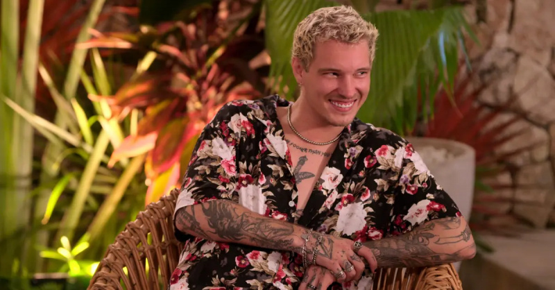 Stevan, indossando una camicia hawaiana, sorride durante la premiere della seconda stagione di'Perfect Match.'