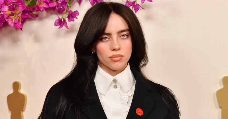 Billie Eilish indossa un abito e posa sul tappeto rosso alla 96esima edizione degli Academy Awards il 10 marzo 2024 a Hollywood.