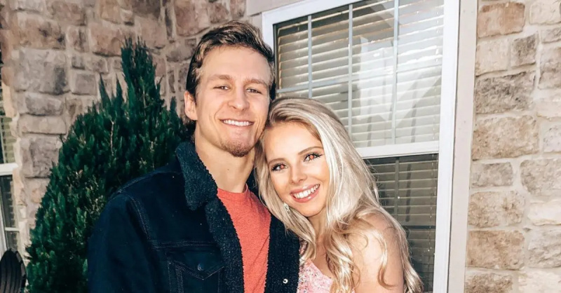 (l-r): Bryce Leatherwood și Lexie Houston pozând pe Valentine's Day 2022.