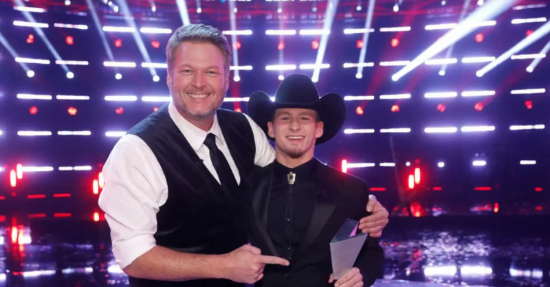 (l-r): Blake Shelton și Bryce Leatherwood pozează în timpul lui Bryce's 'The Voice' win.