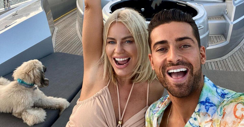 (de izquierda a derecha): Caroline Stanbury y Sergio Carrallo sonriendo ante la cámara.