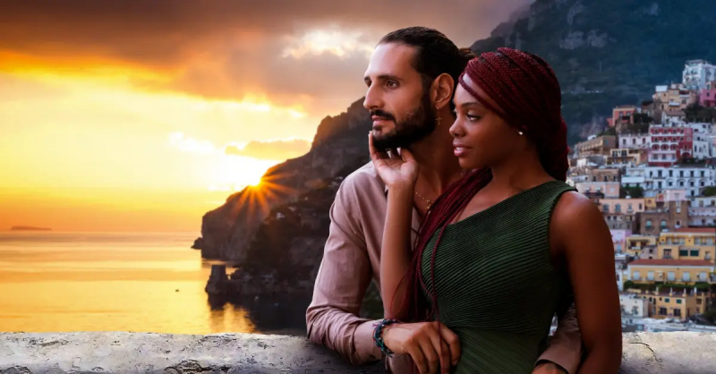 Alex és Adriano innen'90 Day Fiancé: Love in Paradise' pose while looking out at the ocean together.