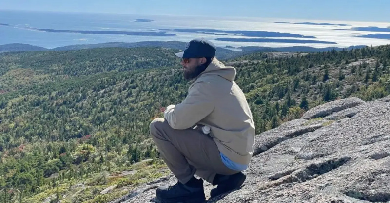 David Eason sul fianco di una montagna
