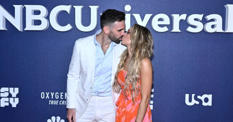 Karls Redks un Lindsija Habarda apmeklē NBC Universal Upfronts 2023. gada martā.
