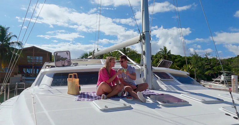 Sara Carton e Ben Mezzenga fanno un picnic su una barca nella stagione 8 di'Love Is Blind.'