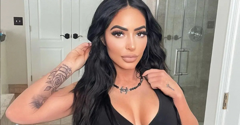 Angelina Pivarnick poserar i sitt badrum för att marknadsföra hennes smink och fransar