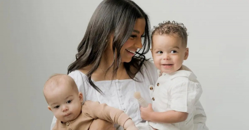 Layla Taylor își ține în brațe cei doi fii într-o fotografie de familie.
