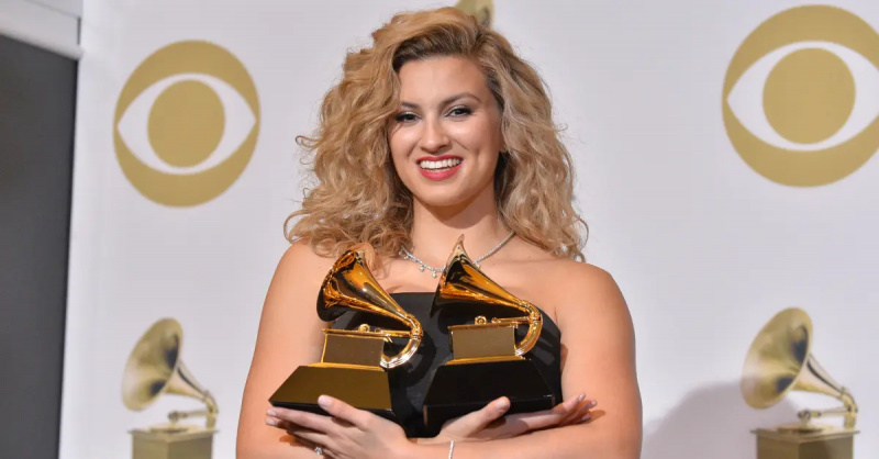 Tori Kelly sonríe y posa con sus dos premios Grammy en la sala de prensa de la 61ª Entrega Anual de los GRAMMY el 10 de febrero de 2019.