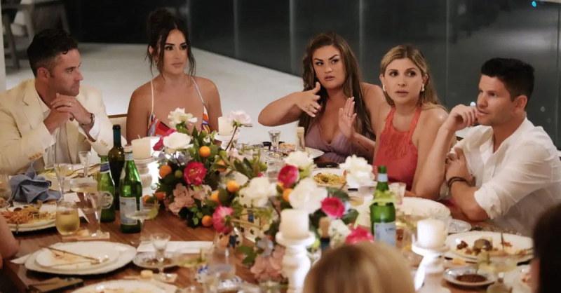 Jesse Lally와 Michelle Lally, Brittany Cartwright, Janet Caperna, Danny Booko가 테이블에 앉아 있습니다.