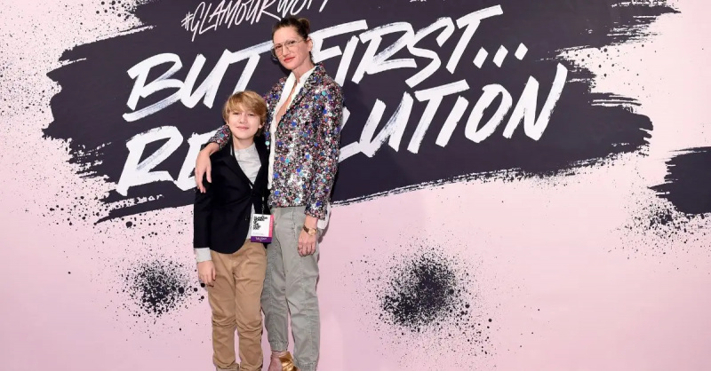 (l-r): Jenna Lyonsová' son, Beckett, and Jenna posing on the red carpet.