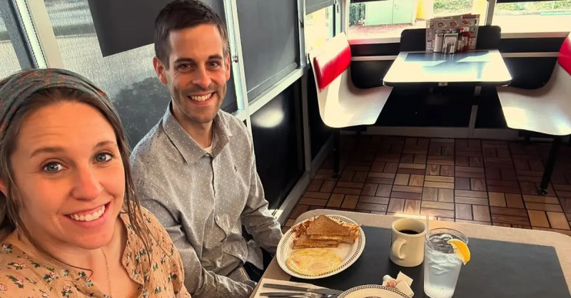 Jilll a Derick Dillardovi sedí u stolu v restauraci