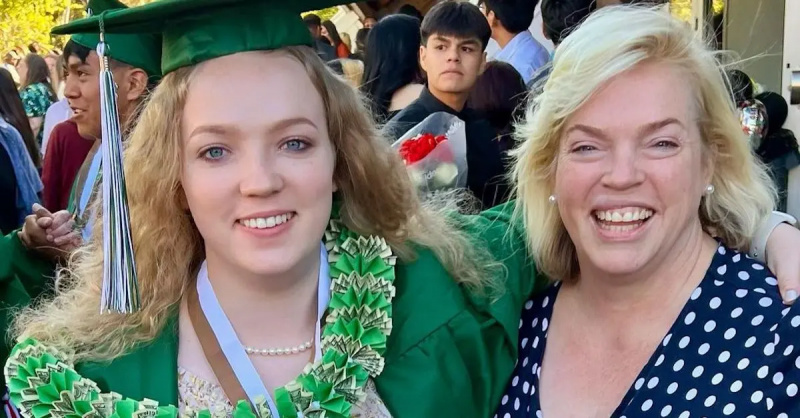 Savanah y su mamá en la graduación