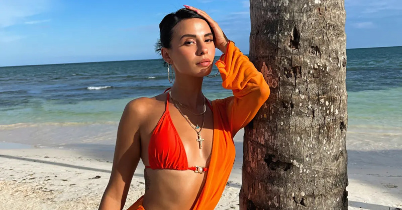 Xanthi Perdikomatis berpose dengan bikini merah dan penutup oranye saat syuting Musim 2'Perfect Match' in Mexico.