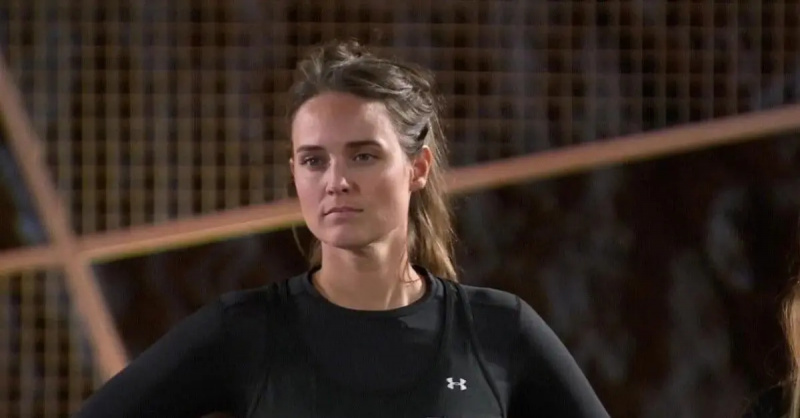   Лоръл Стъки гледа в епизод на'The Challenge'