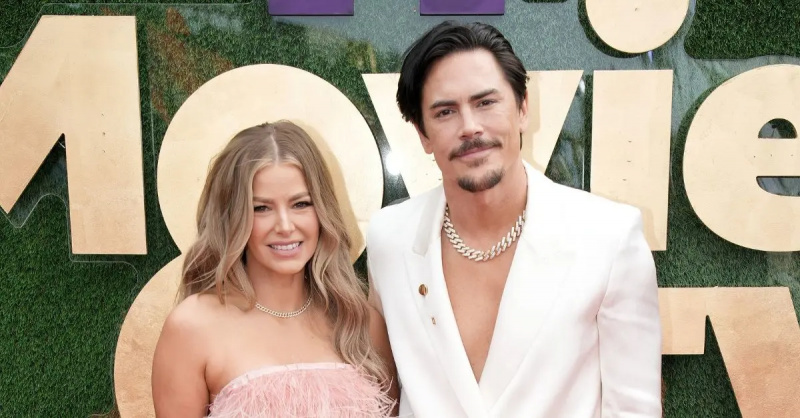 Ariana Madix și Tom Sandoval pozează pentru o fotografie la MTV Movie Awards