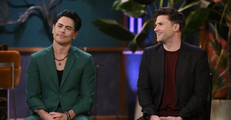 Tom Sandoval așezat și zâmbind în timp ce Tom Schwartz, așezat în dreapta lui, vorbește