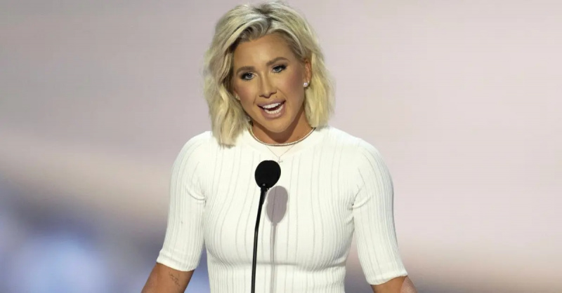 Savannah Chrisley puhumassa poliittisessa tapahtumassa.