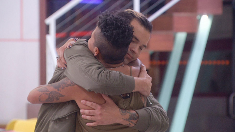 Daniels Dērstons apskauj Nikolu Lajogu pēc viņas's evicted from the 'Big Brother 24' house.