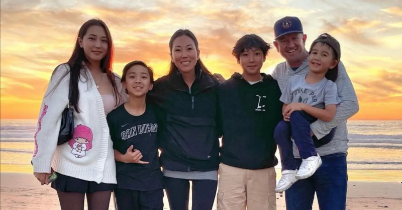 Kalii, Maxon, Katie Ginella, Gavin og Matt Ginella holder Bandon til et familiebillede