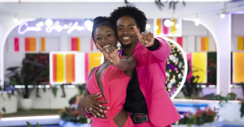 (od lewej): Serena Page i Kordell Beckham świętują swoje'Love Island' Season 6 win.