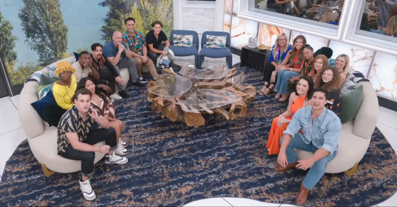 O elenco de'Big Brother 26' sits in the living room together.