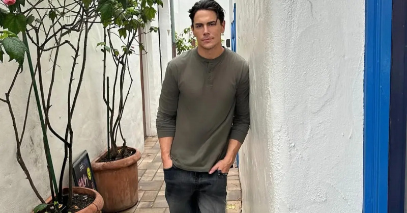 Tom Sandoval dựa vào tường ở Big Sur
