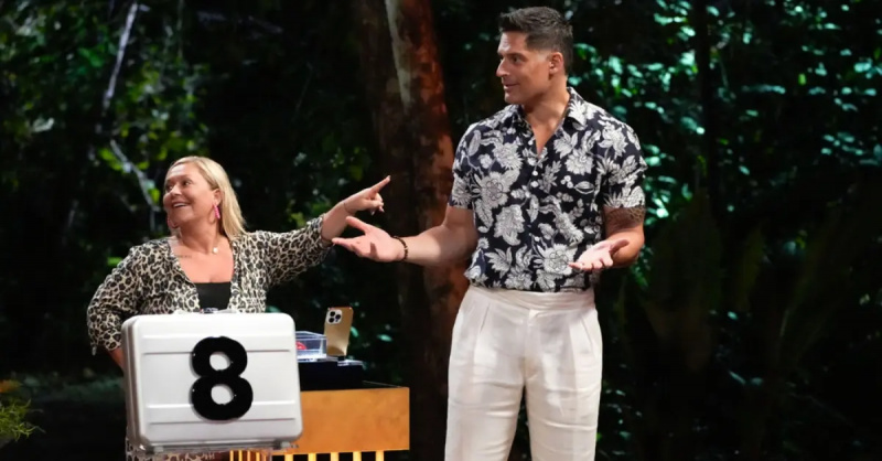 ए'Deal or No Deal Island' contestant points to host Joe Manganiello