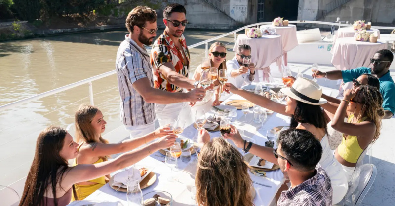 ที่'Vanderpump Villa' staff has dinner together in the Season 1 finale.