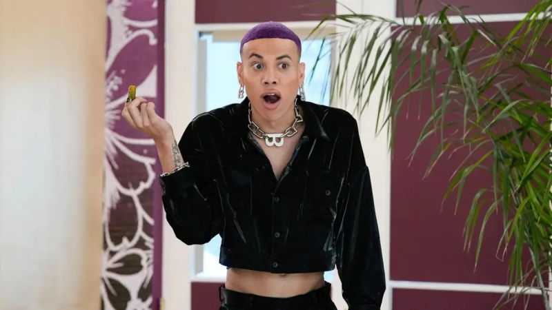 Bobby Lytes se întâlnește cu ceilalți membri ai distribuției în House of Villains